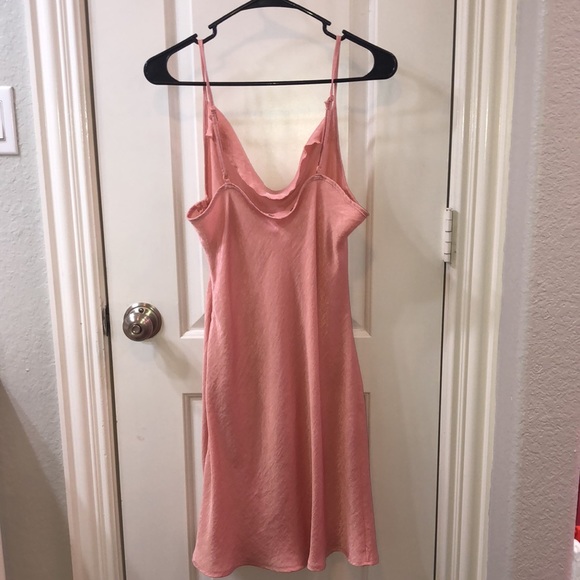 A cute lightweight flowy dress - Picture 2 of 5